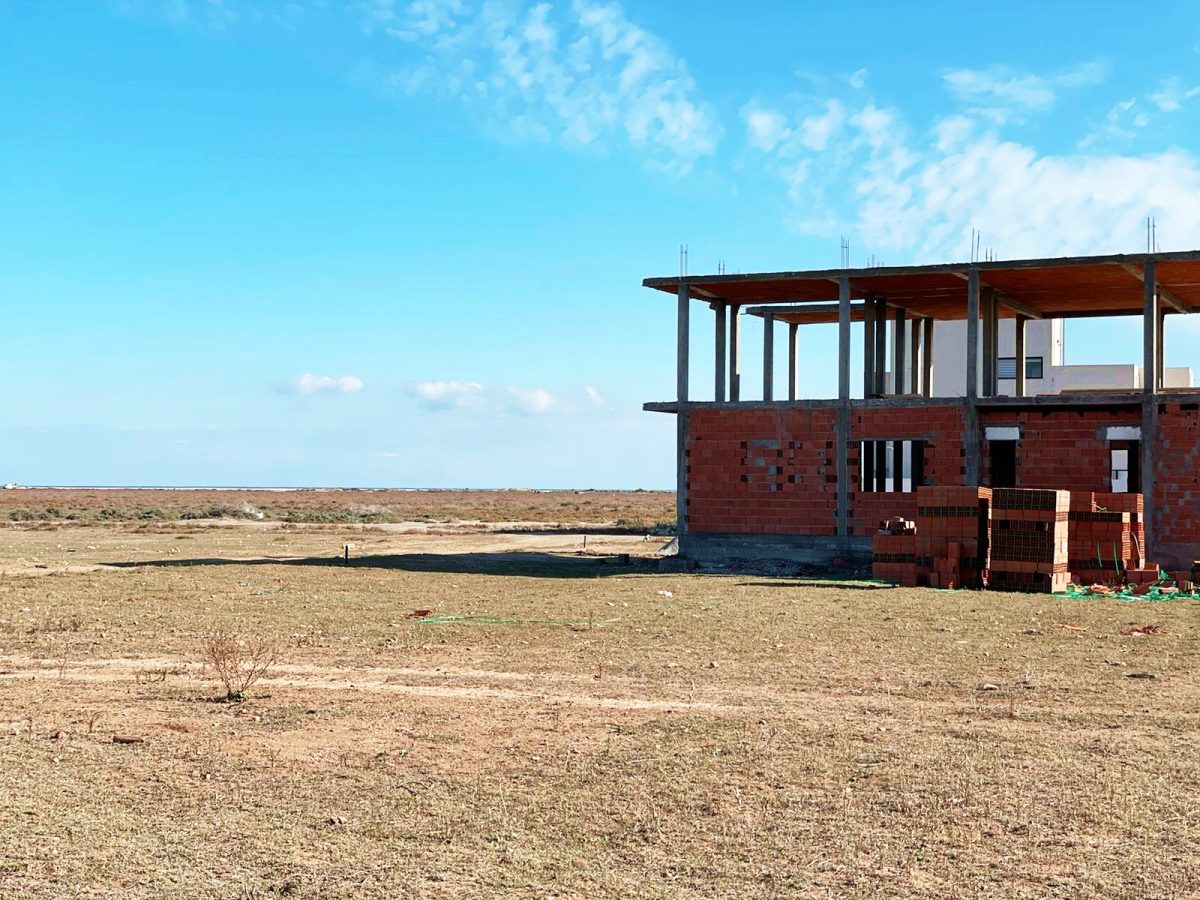Terrain constructible à vendre au bord de la plage
