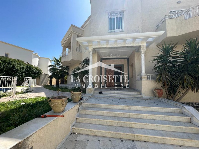 Villa S+4 avec piscine pour un usage bureautique  MBL0360