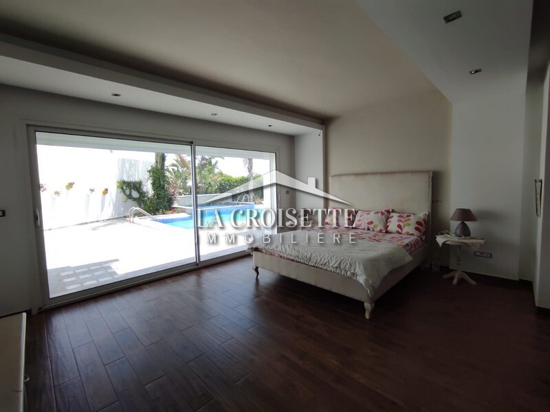 Villa de maître S+4 vide ou meublée à La Soukra ZVL0698