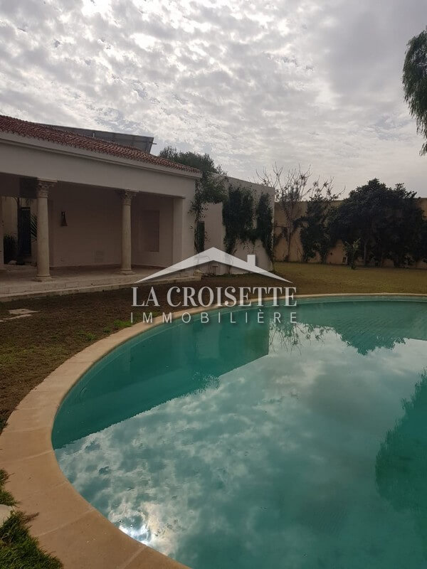 Villa S+6 meublée avec piscine à La Soukra   MVL1284