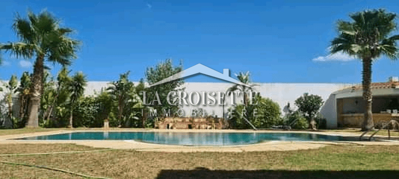villa S+4 avec piscine à La Soukra  MVV0197