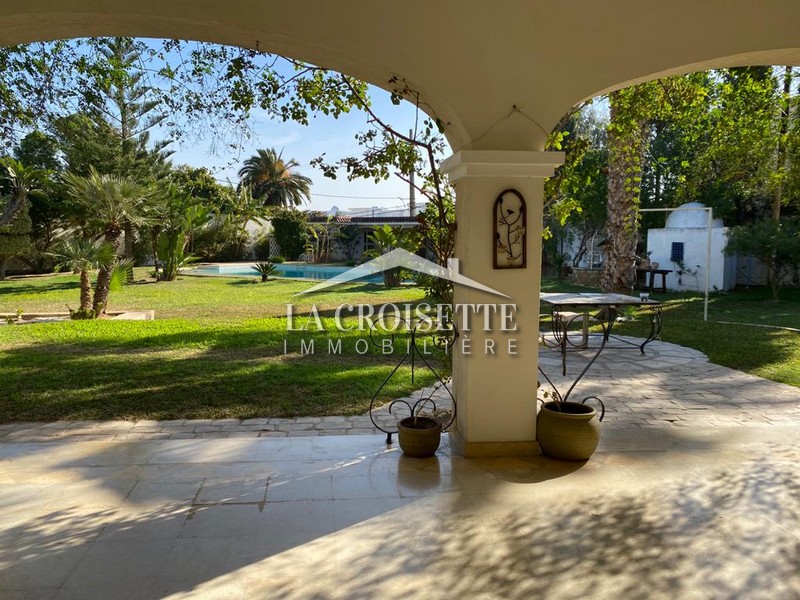 Villa de maitre S+6 à La Soukra ZVL0759