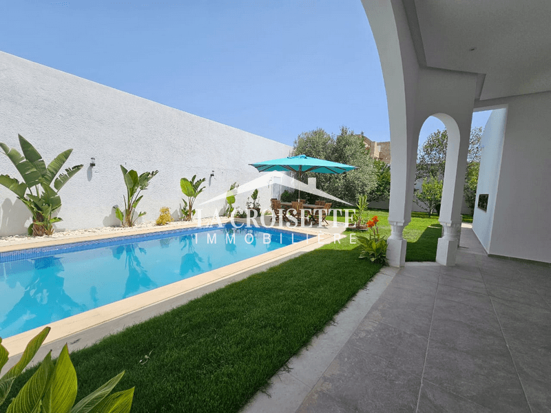 Villa S+4 avec piscine à La Soukra MVV0370