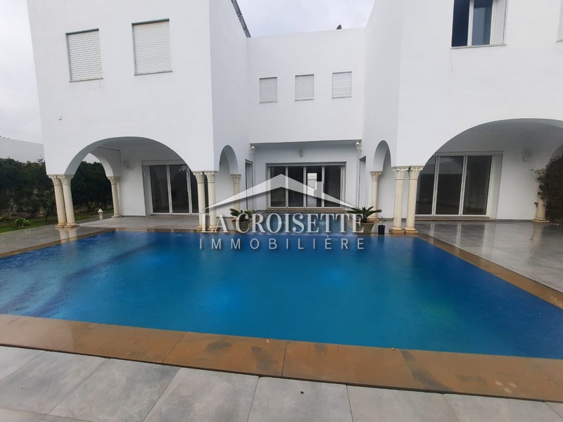 Villa de maitre S+4 à La Soukra ZVL0907