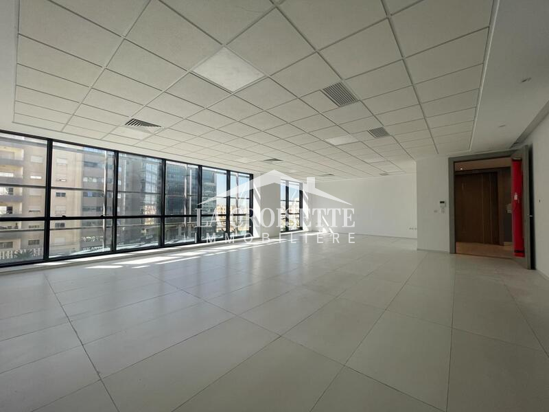 Un open space avec un bureau au lac2 MBL0392