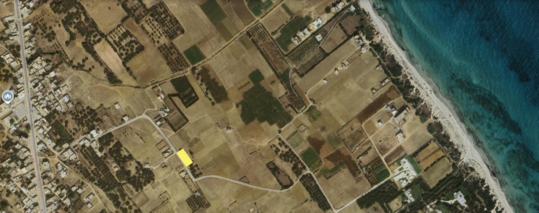 Terrain proche de la mer