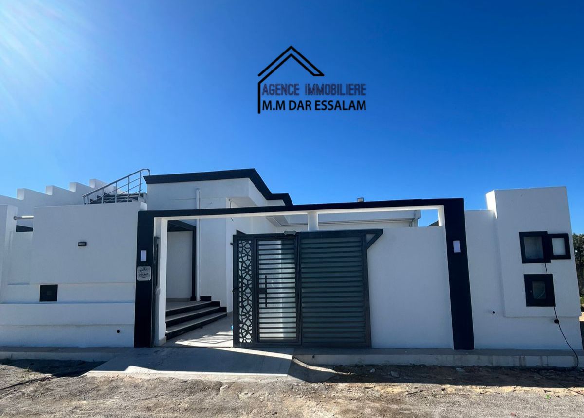 villa avec piscine près de la mer