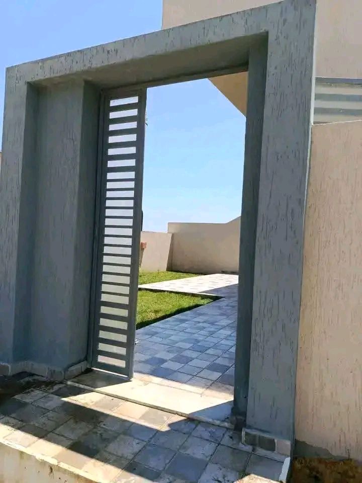 maison moderne près de la mer