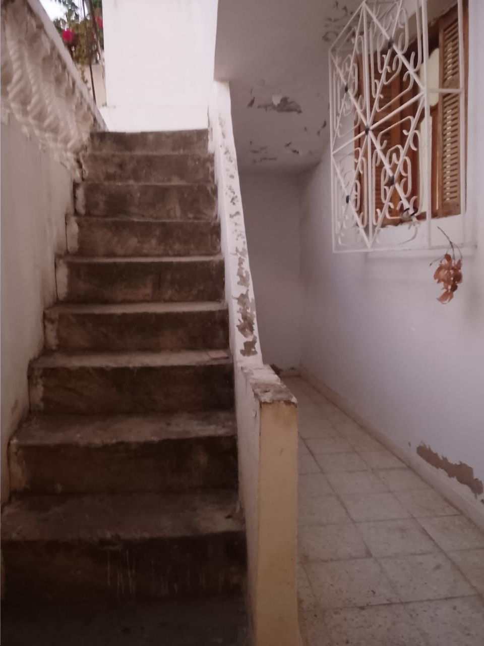 Maison Oued Ellil quartier Warda gros potentiel.
