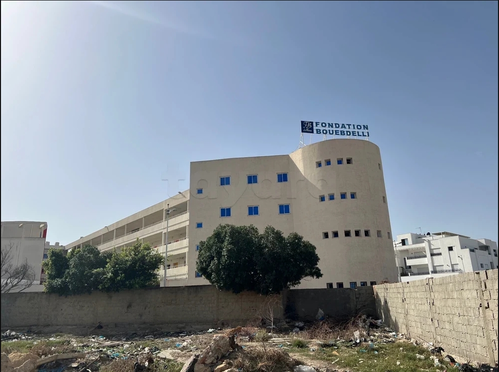 Terrain a La Marsa sur une autoroute à trois voies